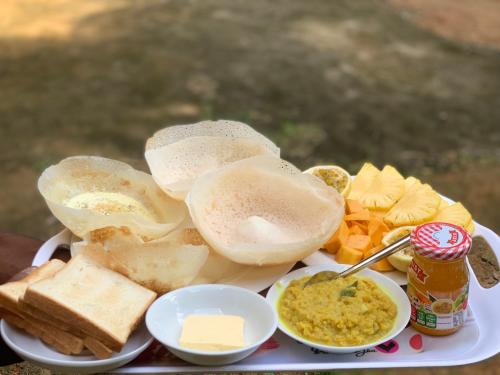 迪克韦勒Summer Time Hiriketiya的包括面包、奶酪和点心的食品