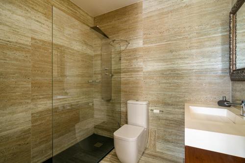 查韦斯Casa do Espigueiro的浴室配有卫生间、盥洗盆和淋浴。