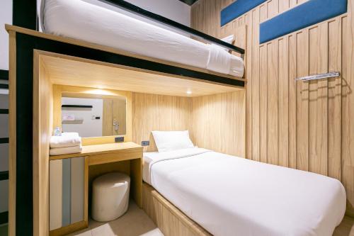 芭堤雅市中心芭堤雅卧房旅社的一间带两张双层床的小卧室和卫生间