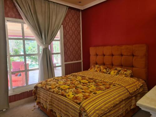 里瓦Botanical Garden Vacation House的红色客房内的一间卧室,配有一张大床