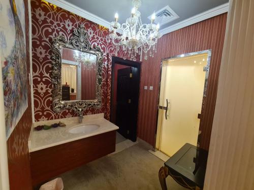 里瓦Botanical Garden Vacation House的一间带水槽和镜子的浴室