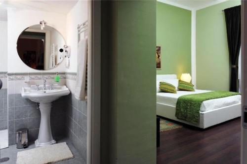 罗马亚历山大B&B酒店的客房内的浴室设有床和水槽