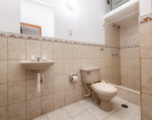 皮乌拉Hotel Santa Lucia - Oficial的一间带卫生间和水槽的浴室