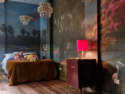 布宜诺斯艾利斯mi casa de buenos aires的一间卧室配有一张床和一张带台灯的桌子