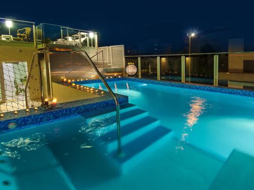 丽都迪萨维奥巴哈马斯酒店的夜间游泳池,灯光照亮