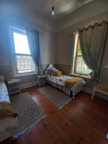 克龙斯塔德The Terraces的一间卧室设有两张床和两个窗户。