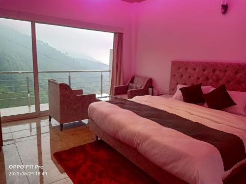 西姆拉Hotel candlewood Shimla的一间卧室设有一张床和一个大窗户