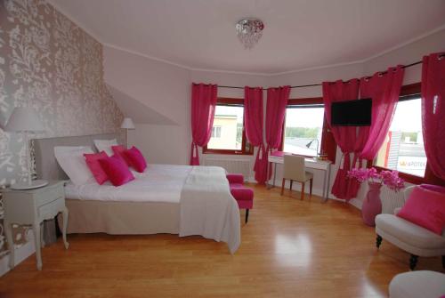 阿沃斯塔阿维斯塔城市酒店的卧室配有带红色枕头的白色床