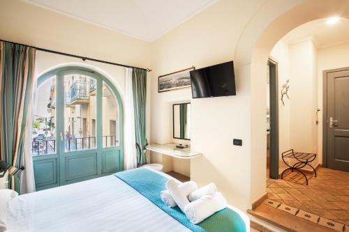 加埃塔Il Quartuccio Gaeta的酒店客房设有床和窗户。