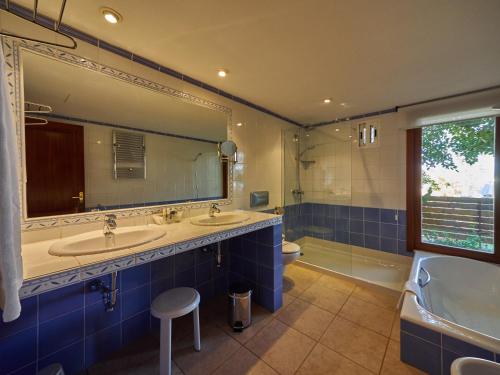 帕格拉佩蒂特卡拉弗内尔斯酒店的一间带两个盥洗盆和大镜子的浴室