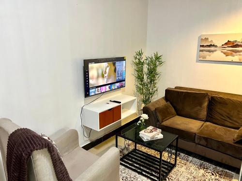 达累斯萨拉姆Mars cozy apartment的带沙发和平面电视的客厅