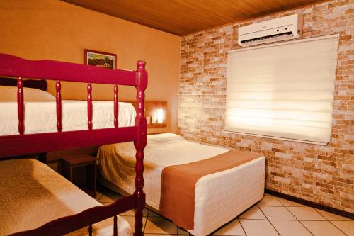 里奥格兰德Pousada Costa Doce的一间卧室设有两张双层床和一扇窗户。