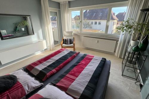 伯布林根Monikas Home - Gemütliche 3-Zimmer-Wohnung im Herzen von Böblingen的一间带一张大床的卧室,位于带窗户的房间内