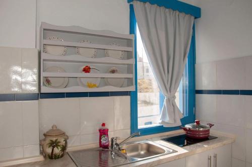 弗伊尼基昂GIAVASI SEASIDE FINIKI的厨房设有水槽和窗户。