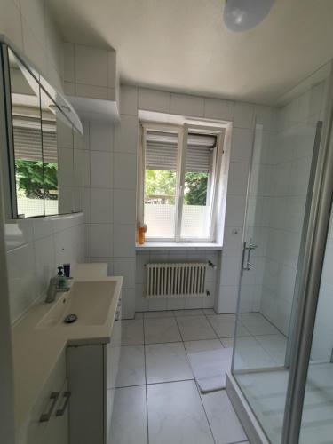 美因茨Privatzimmer an der Uniklinik Mainz, sehr zentral的带淋浴和盥洗盆的白色浴室