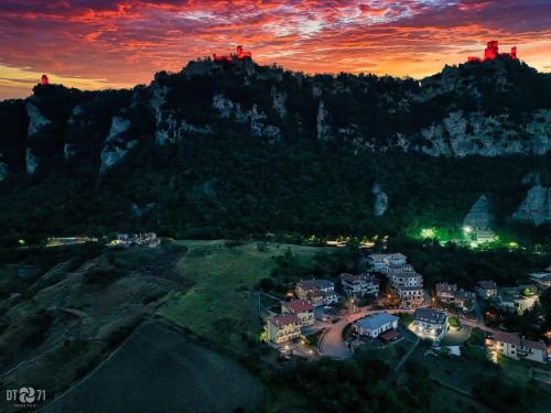 圣马力诺One Suite的日落时分,在山间享有度假胜地的空中景致