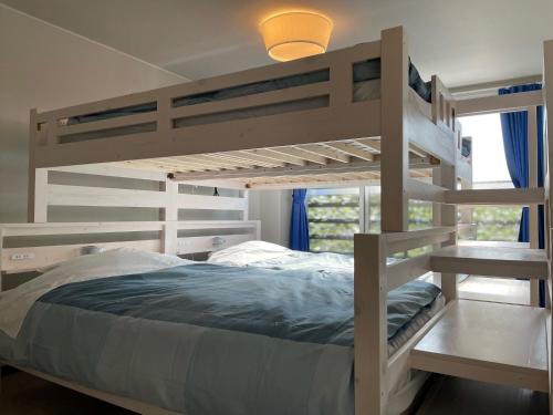 雾岛市InnCocoSumu？ - Vacation STAY 04627v的一间卧室配有双层床和窗户。