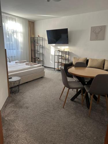 波罗维茨Апартхотел Флора 213Б的酒店客房带一张床、一张桌子和椅子