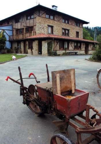 Ajangiz阿雷斯提耶塔酒店的建筑物前的老车