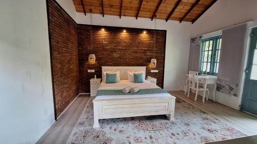 丹不拉Kandalama Lodge的一间卧室设有一张床和砖墙