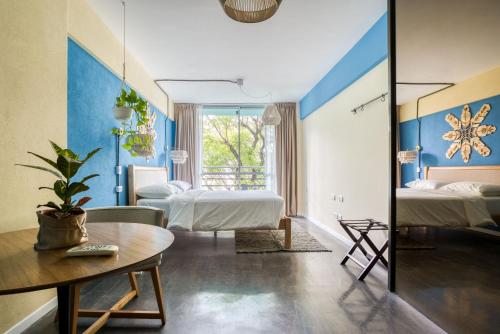 布宜诺斯艾利斯Selina Palermo的酒店客房设有两张床和一张桌子。
