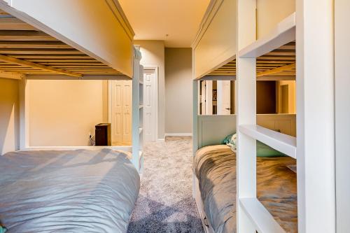 纽里Après Chalet的一间卧室配有两张双层床和一张床