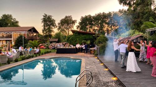 圣克鲁兹营地之家酒店的一群人站在一个泳池旁参加派对