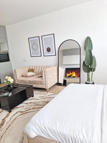 内罗毕Avana的一间白色卧室,配有一张床和一个壁炉