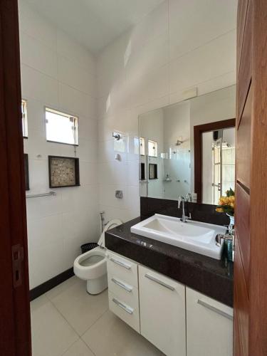 卡皮托利乌Suites Silva的白色的浴室设有水槽和卫生间。