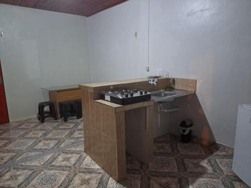马卡帕AP 2 - Apartamento Mobiliado Tamanho Família - Cozinha Completa的一个带柜台和水槽的厨房
