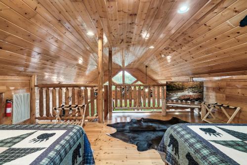 赛维尔维尔Epic Mountain Views, Hot Tub, Game Room, Sleeps 10的小木屋内一间卧室,配有两张床