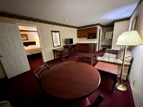 PrincetonThe Stratton Inn的一间客厅,在酒店的房间里配有桌子