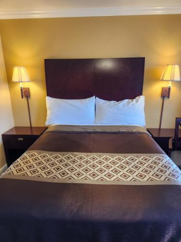 Philomath银河汽车旅馆的一张位于酒店客房的床位,配有两盏灯