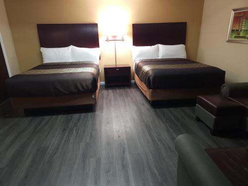 Philomath银河汽车旅馆的配有2张床的酒店客房,铺有木地板
