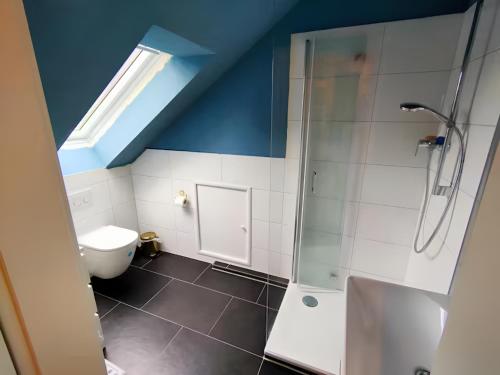 汉堡Zimmer 31qm inkl. Duschbad的一间带卫生间和玻璃淋浴间的浴室