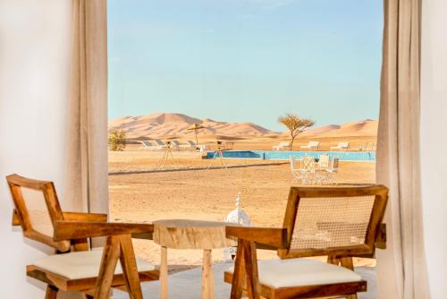 梅尔祖卡Sahara Royal Resort的一张桌子和椅子,享有沙漠美景
