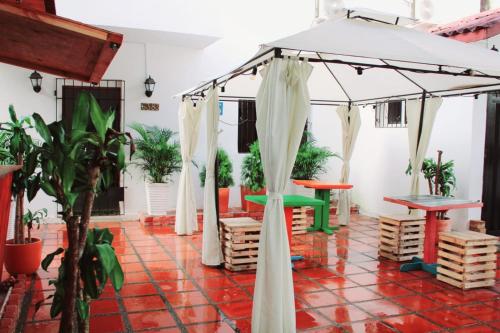 卡塔赫纳H B SULTAN SUITE的一个带雨伞、桌子和盆栽的庭院