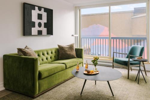 渥太华Sonder The O'Connor的客厅配有绿色沙发和桌子