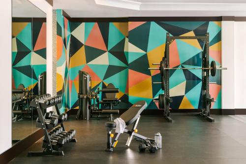 渥太华Sonder The O'Connor的健身房,拥有五颜六色的举重墙