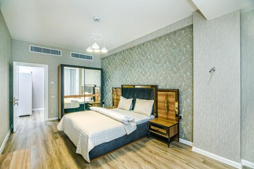 巴库Sabah Residance sea view 3 bedroom的一间卧室设有一张床和一间浴室。