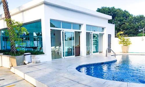 圣地亚哥洛斯卡巴Luxe Living Spacious Retreat Torre Real Ii的一座房子前面设有游泳池