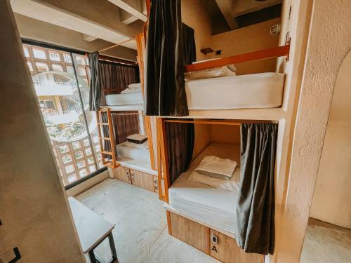 麦德林Viajero Medellin Hostel的一间房间,内设几张双层床