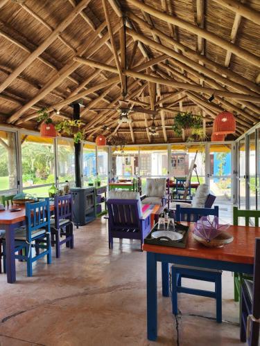 卡皮拉德尔塞诺Quinta Loma Alta的餐厅设有木制天花板和桌椅