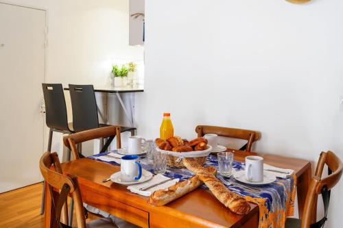 圣芒代Bright two-bedroom in the heart of Saint-Mandé - Welkeys的餐桌上放着一碗食物