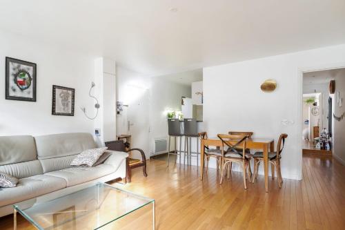 圣芒代Bright two-bedroom in the heart of Saint-Mandé - Welkeys的客厅配有沙发和桌子