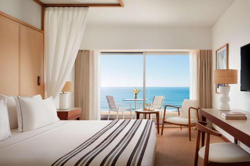 维拉摩拉维拉摩拉码头宏福酒店的酒店客房设有一张床,享有海景。