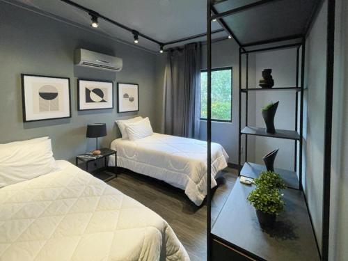 弗洛里亚诺波利斯Mighil Hotel & Eventos的一间卧室配有两张床和镜子