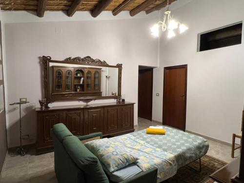 基亚拉蒙泰-古尔菲Casa di Mirto的带沙发和镜子的客厅