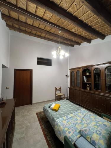 基亚拉蒙泰-古尔菲Casa di Mirto的一间卧室配有一张床和一个木制橱柜