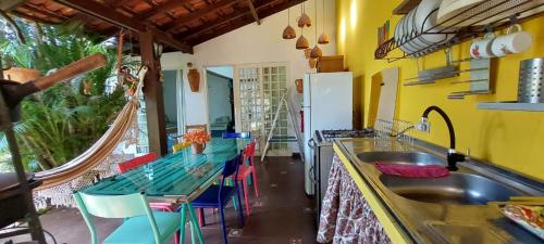 大坎普Recanto da Poesia的厨房配有水槽和桌椅
